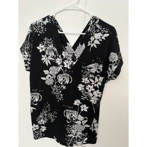 Banana Republic V Neck Floral Print Blouse Size Small Black &. White NWT
